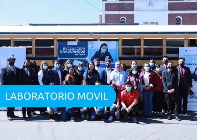Grupo frente al Laboratorio Móvil durante evaluaciones