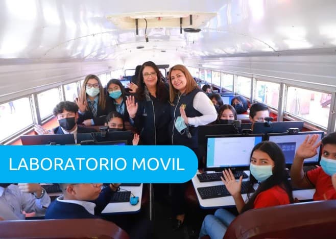 Estudiantes y docentes dentro del Laboratorio Móvil