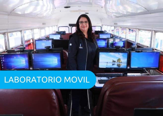 Facilitadora en el interior del Laboratorio Tecnológico Móvil