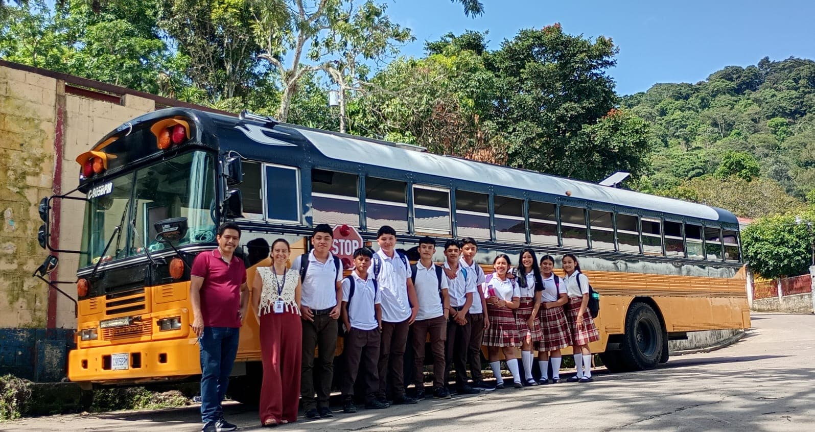 Estudiantes frente a la unidad móvil