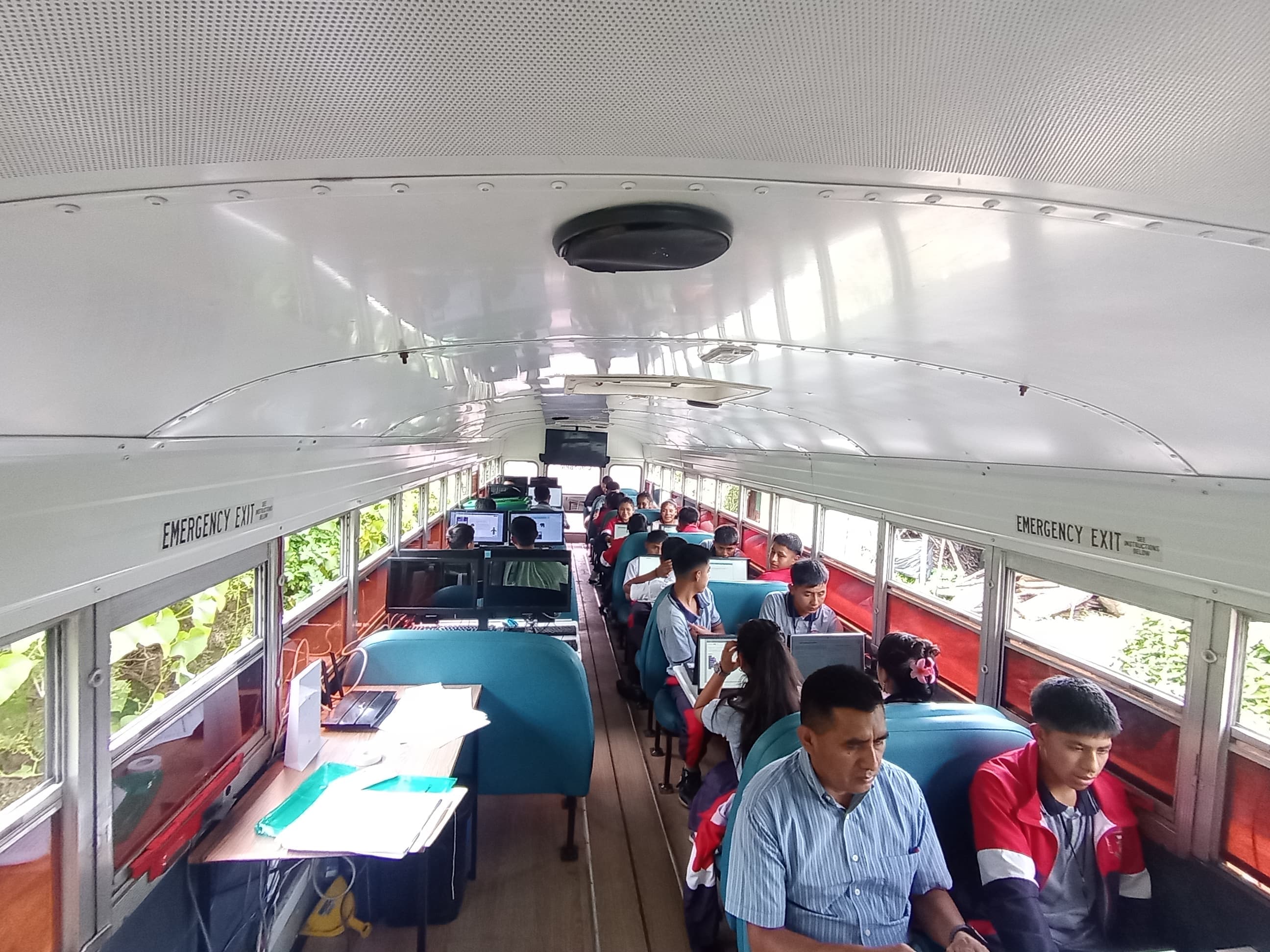 Interior del Laboratorio Tecnológico Móvil en clase